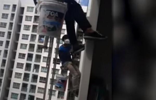 驚心動魄!泰國女子因不滿高空作業油漆工,竟公然割斷其安全繩 驚心動魄!泰國女子因不滿高空作業油漆工,竟公然割斷其安全繩