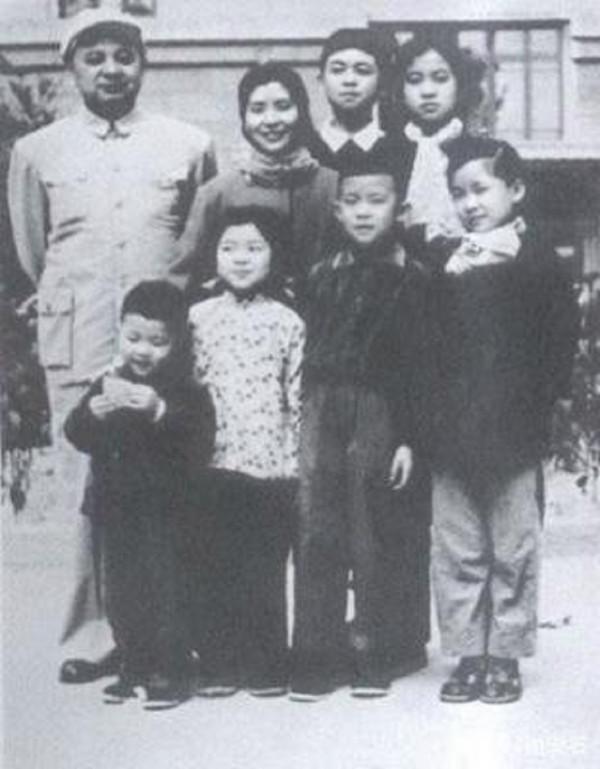 55年,周總理授銜結束,臺下還站著一人,問其原因:沒念我的名字 55年,周總理授銜結束,臺下還站著一人,問其原因:沒念我的名字