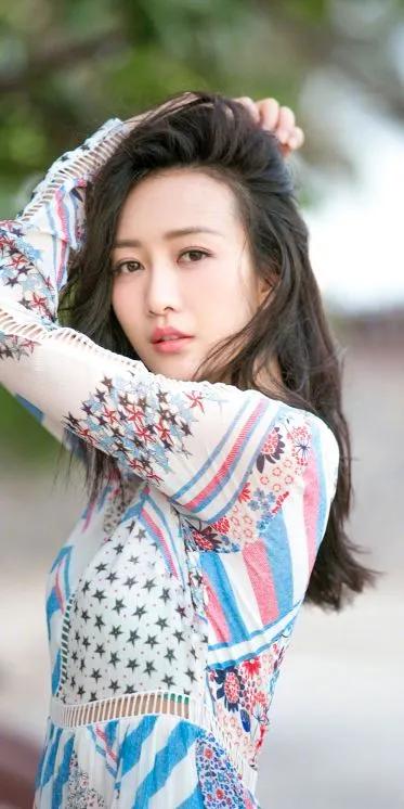 王鷗有種特殊氣質：月上柳俏頭，人約黃昏後