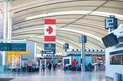 多倫多機場被擠爆：一片混亂！恐排隊幾個小時！旅行難了