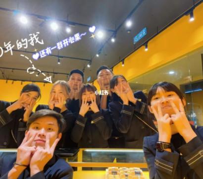 如何當上巴黎世家櫃姐?00後女子自曝學歷高低不重要,薪水還不錯 如何當上巴黎世家櫃姐?00後女子自曝學歷高低不重要,薪水還不錯