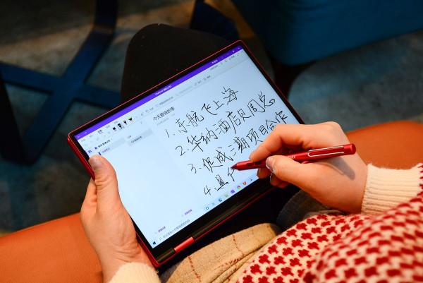 僅重770克，中國紅+錦鯉限量設計，國產10.1吋超小型膝上型電腦