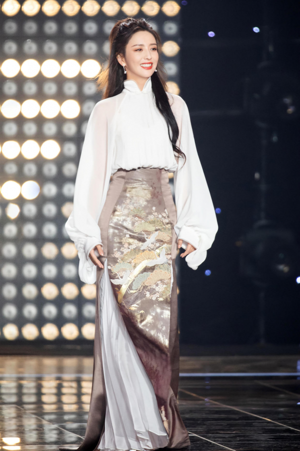 佟麗婭又美出圈了,穿白色襯衫配國風半身裙,美得讓人心動 佟麗婭又美出圈了,穿白色襯衫配國風半身裙,美得讓人心動