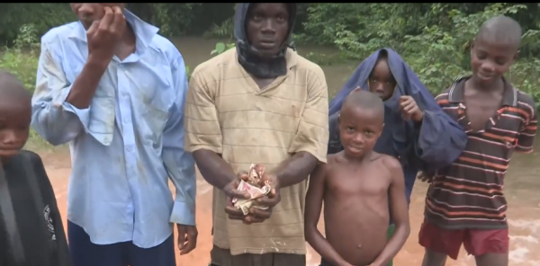 沒見過這麼窮的國家,買雙拖鞋還要分期,一下雨半個國家都癱瘓 沒見過這麼窮的國家,買雙拖鞋還要分期,一下雨半個國家都癱瘓