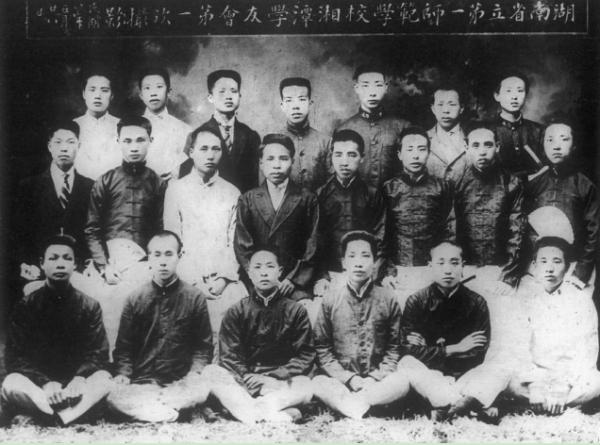 59年毛主席回韶山，見父母墳墓年久失修長了雜草，毛主席小心清理