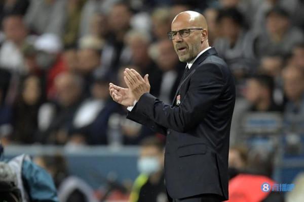 里昂主帥：巴黎的點球是內馬爾犯規 我們踢得很好不應該輸球