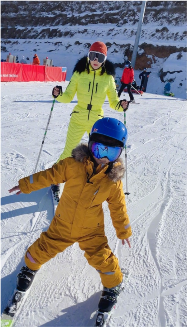 章子怡帶女兒滑雪太愜意！5歲醒寶穿套裝帶童星範，氣場不輸媽媽