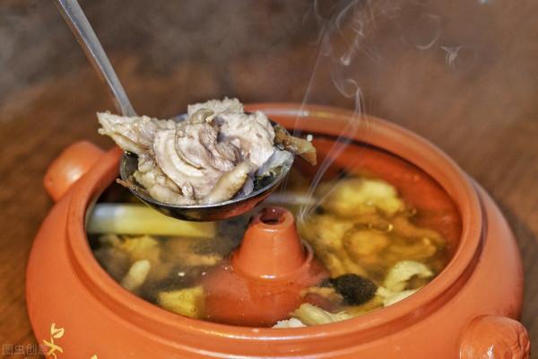 氣鍋雞是雲南特色美食,早在乾隆年間就開始在滇南民間流傳 氣鍋雞是雲南特色美食,早在乾隆年間就開始在滇南民間流傳