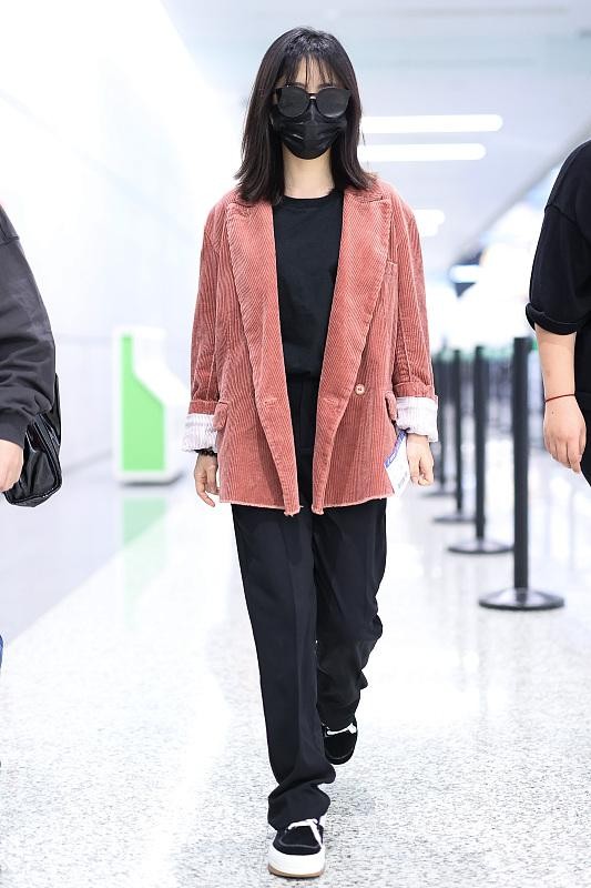 外套還是薄的不顯胖，這幾款還挺暖和的，能外穿也能內穿