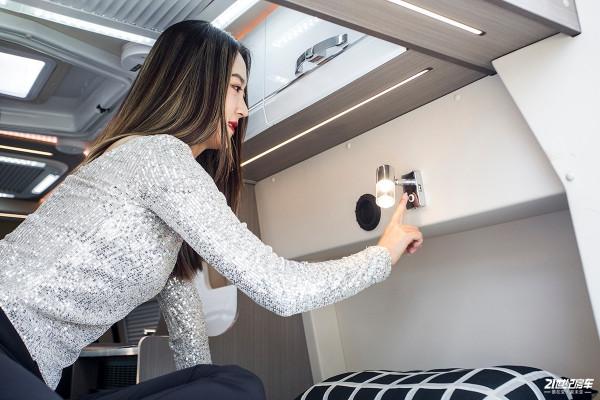 不懼限高！美女初體驗高度只有2米4的宇通福特B型房車