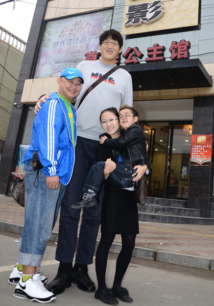 12年前,身高1.02米的徐國元,找了個白富美女朋友,後來怎麼樣了 12年前,身高1.02米的徐國元,找了個白富美女朋友,後來怎麼樣了