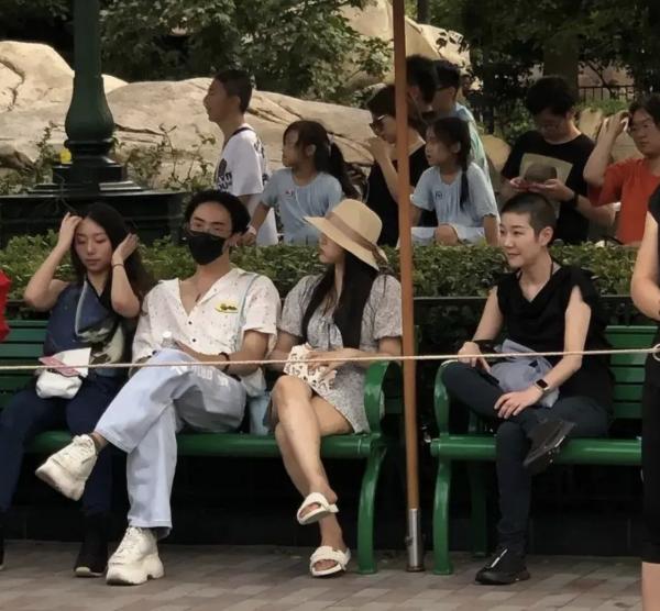 哈利曬與媽媽近照，兒子視角下的伊能靜氣質溫柔，散發藝術氣息