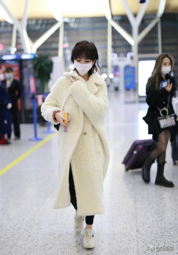 毛曉彤穿衣真有風格，不經意的減齡讓她美成大學生，太值得學習了