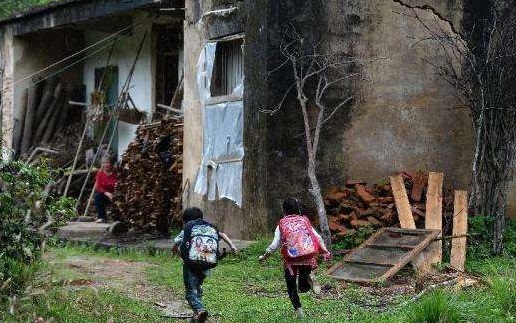 寒門姐弟父親車禍母親改嫁,家裡沒米沒鹽,一天只吃一頓飯 寒門姐弟父親車禍母親改嫁,家裡沒米沒鹽,一天只吃一頓飯