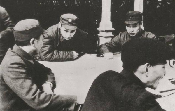 黃克誠率一個師增援東北，杜聿明不屑一顧，參謀：這個師有三萬人