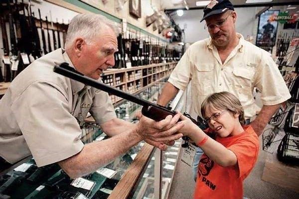 槍擊案在全美遍地開花！15歲少年持槍殺人，議員帶頭曬全家持槍照