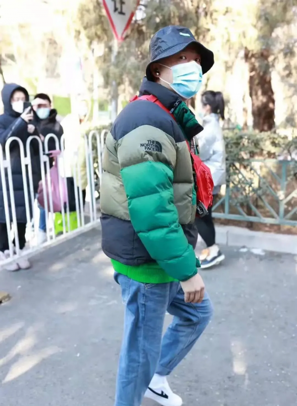 央視春晚第四次聯排：張若昀型男出場，易烊千璽終於穿上厚外套了