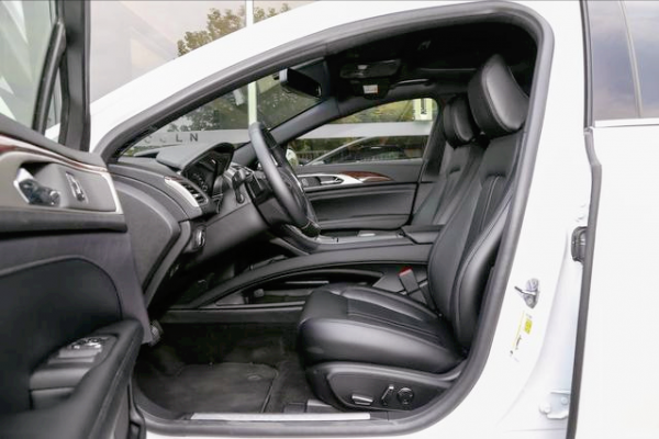 林肯MKZ尊雅版，配2.0T發動機，售29.98萬元，動力儲備足