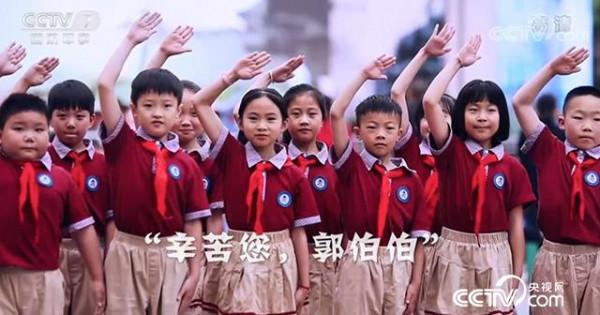 揹著國徽翻山越嶺，他究竟在幹什麼？