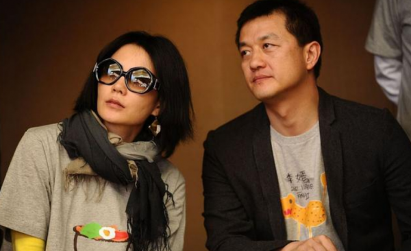 李亞鵬和繼女10月20日同臺互動，親密如昨，竇靖童中性十足如男子