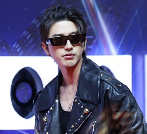 又見紅毯魔鬼打光！明星一臉坑窪，粉底又厚又白好像戴了面具