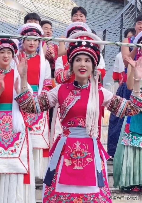 李若彤到大理，說白族話扮漂亮“金花”，55歲毫無違和感