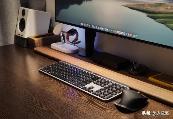 來分享 5 位作者好看又高效的桌面佈置