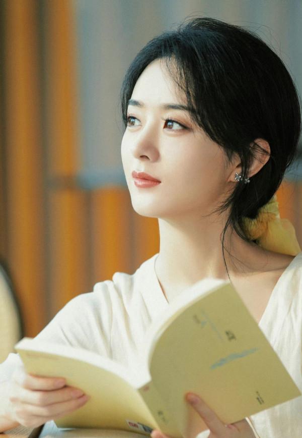 趙麗穎終於成熟了!中秋節造型“人淡如菊”,穿黃色優雅到骨子裡 趙麗穎終於成熟了!中秋節造型“人淡如菊”,穿黃色優雅到骨子裡