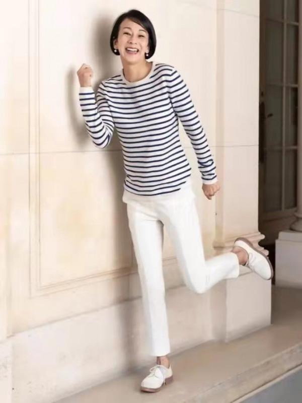 60歲女人氣質再好穿衣也別花哨，學她這樣穿，演繹歲月不敗美人