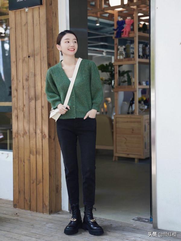 秋冬外套裡面穿什麼？這些針織衫穿搭保暖舒適，日常實用不挑人