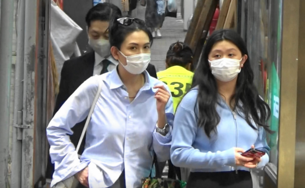 邱淑貞攜女兒現身鬧市，穿拖鞋打扮接地氣，發現被跟拍後怒指記者