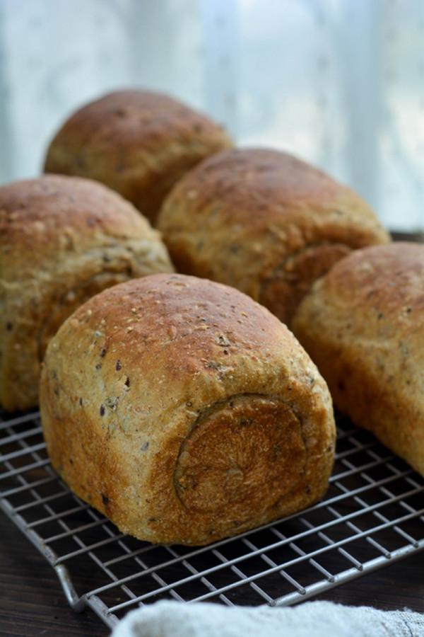 想吃歐包有啥難的，懶人做法烤出6個多谷麵包，2天的早餐不愁了