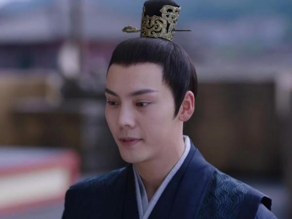 《斛珠夫人》中，鞠典衣這個人一點兒也不簡單