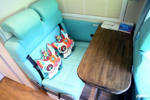 少女心配蒂芙尼藍，嫩你一臉，網紅小姐姐訂製款大通V90房車