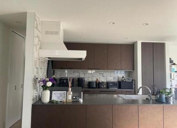 她家125平，全屋不豪華，但卻高階感十足，光一個陽臺就把人迷住