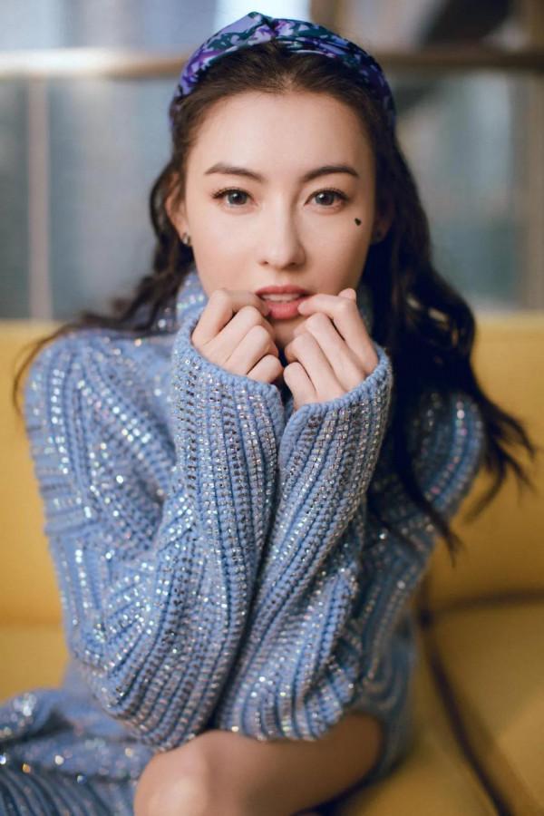 張柏芝：淡藍色亮片遮臀毛衣+金色短靴，好身材一覽無餘