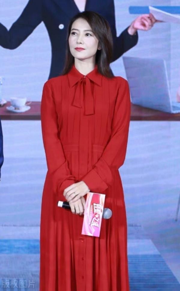 高圓圓穿紅長裙亮相東方衛視招商大會,溫婉優雅妝容精緻笑靨如花 高圓圓穿紅長裙亮相東方衛視招商大會,溫婉優雅妝容精緻笑靨如花