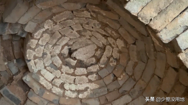 尋找阜新縣大山深處的千年古墓，野草叢生，一片荒涼