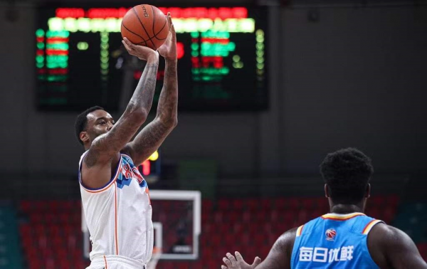 防守有了！反擊也有了！球迷：下半場打出了“老新疆”的感覺