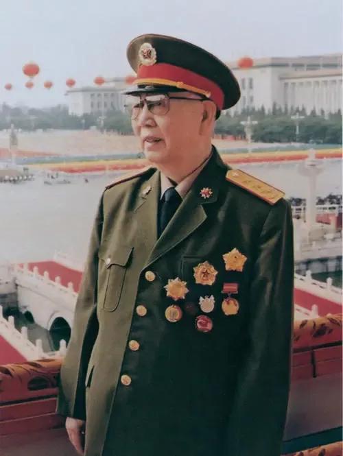 1987年，71歲的劉華清準備退休，鄧小平卻說：調你當軍委副秘書長