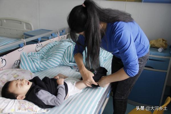 男童突然發病確診重症,爸爸藉故外出,耳聾媽媽獨自帶他艱難求醫 男童突然發病確診重症,爸爸藉故外出,耳聾媽媽獨自帶他艱難求醫