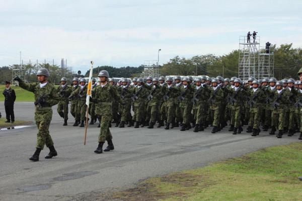 日本“紅線”在哪？日防衛大臣指著釣魚島，稱將保衛日本領土安全