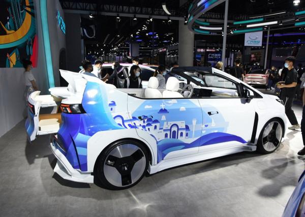 這臺AION Y一箭雙鵰：既能比比賽道，又能開敞篷拉風！