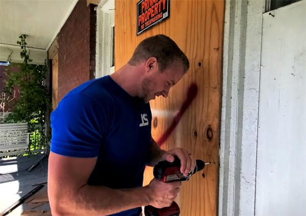 小兩口低價買下538㎡廢棄別墅，空間雖大卻殘破不堪，網友：值了