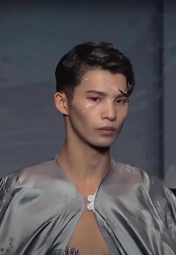 走紅前，他是村民眼中的神經病，走紅後，他是大家心中的國際超模