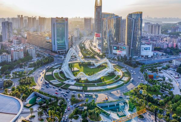 武漢一商場面臨倒閉，耗資數億坐落“頂級商圈”，如今人煙稀少