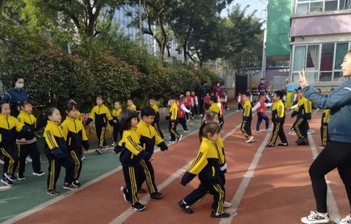 早操活力燃爆小宇宙,聽說爸爸媽媽也來圍觀啦 早操活力燃爆小宇宙,聽說爸爸媽媽也來圍觀啦