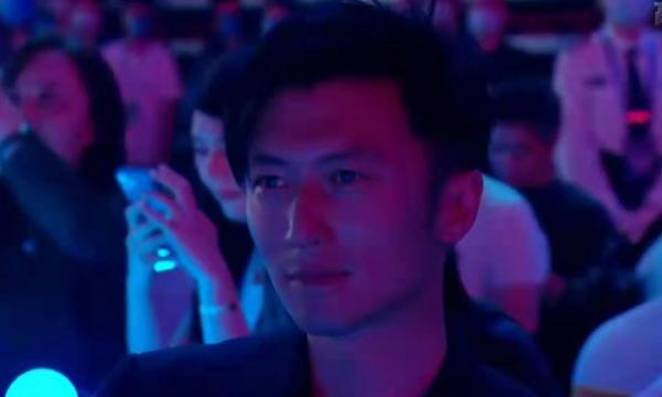 52歲王菲驚豔開唱！穿白裙盡顯巨星範，謝霆鋒刻意避嫌愛意藏不住