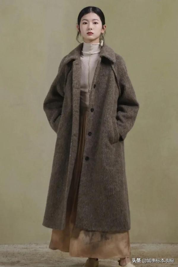 靜謐如大地的羊毛外套交織紋理的深調色系,如冬日的肌理 靜謐如大地的羊毛外套交織紋理的深調色系,如冬日的肌理