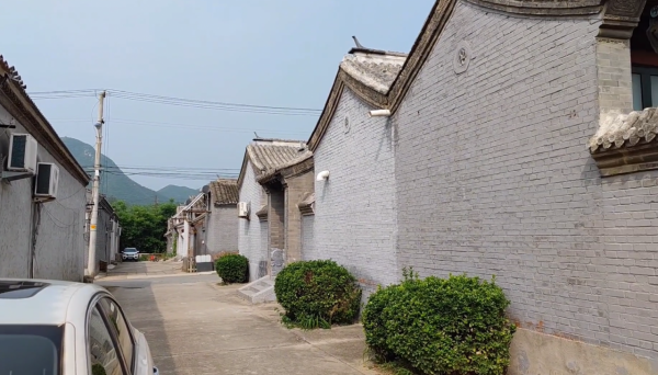 北京大爺把四合院裝成小田園 家裡收藏的青花瓷價值上億